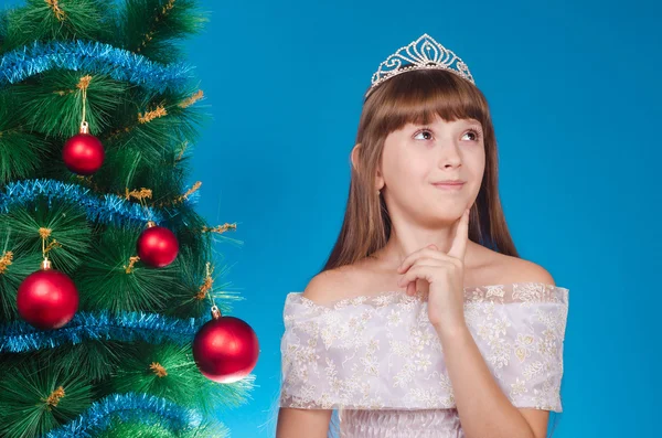 A menina em um vestido com um diadema custa em um belo Ano Novo — Fotografia de Stock