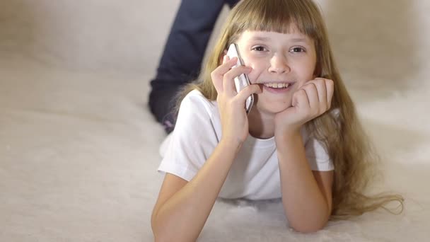 Девушка шевелится по телефону — стоковое видео