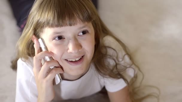 La chica se mueve por teléfono — Vídeo de stock