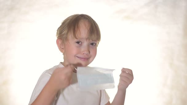 La ragazza indossa una maschera medica — Video Stock