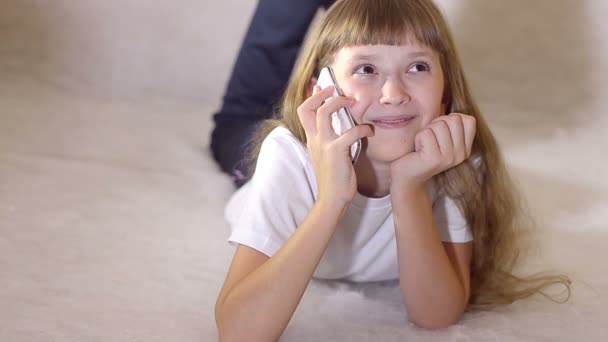 Het meisje spreekt via de telefoon — Stockvideo