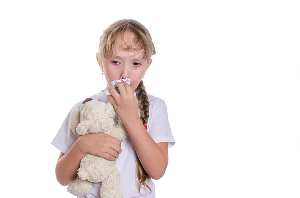 Dziewczyna wyciera nos szalikiem — Zdjęcie stockowe
