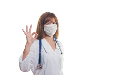 Tamam doktor maskeli gösterir