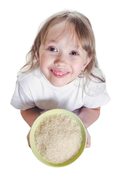 A menina guarda o arroz em uma chapa — Fotografia de Stock