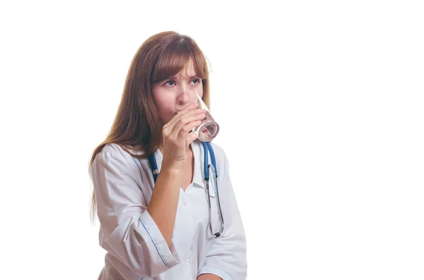 El médico bebe agua de un vaso. —  Fotos de Stock