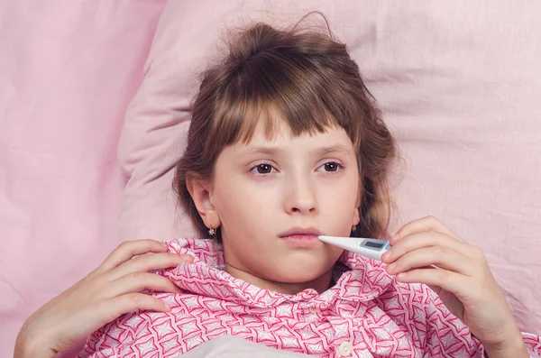 La niña tiene calor. — Foto de Stock