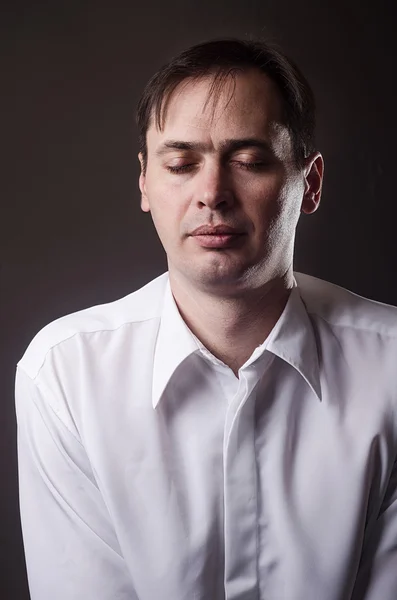 L'homme fatigué dans une chemise blanche les yeux fermés — Photo