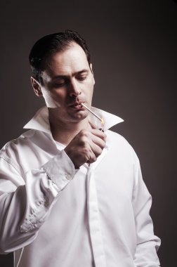 Adam sigara içmeye başlar