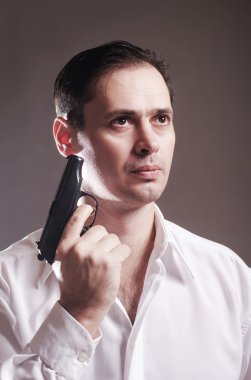 Tabanca ile ciddi adam