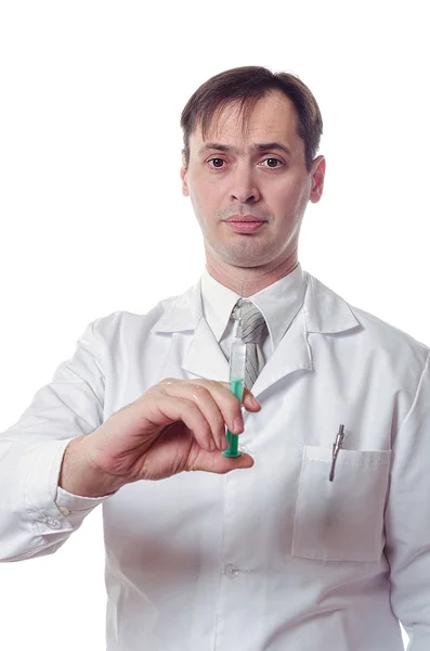De man de arts houdt een spuit in de hand — Stockfoto