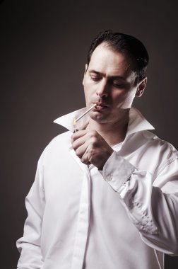 Adam sigara içmeye başlar