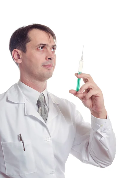 De arts houdt in de hand een spuit met geneeskunde — Stockfoto