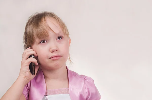 Fata vorbeşte la telefon. — Fotografie, imagine de stoc