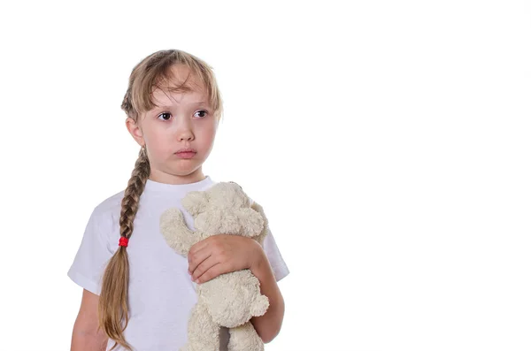 La ragazza triste tiene in mano un orso — Foto Stock