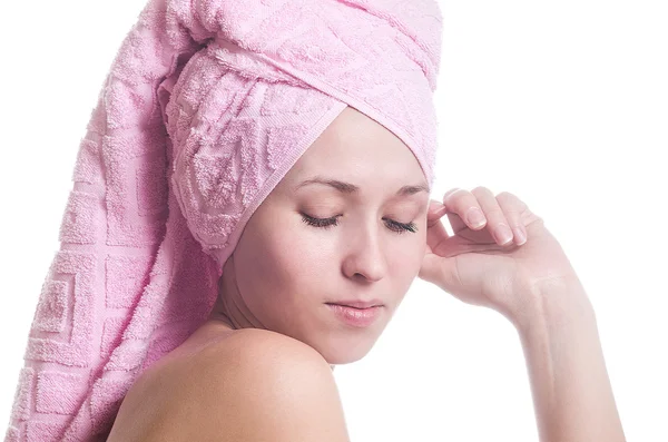 Die junge Frau mit einem Handtuch auf dem Kopf — Stockfoto