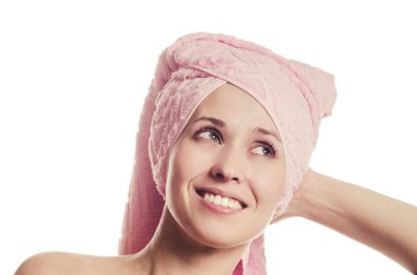 Bir havlu üzerinde kafa smiles diş ile kadınla