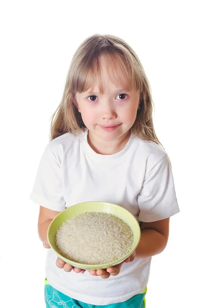 A menina segura um prato com arroz — Fotografia de Stock