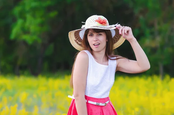 La mujer con sombrero se ríe — Foto de Stock