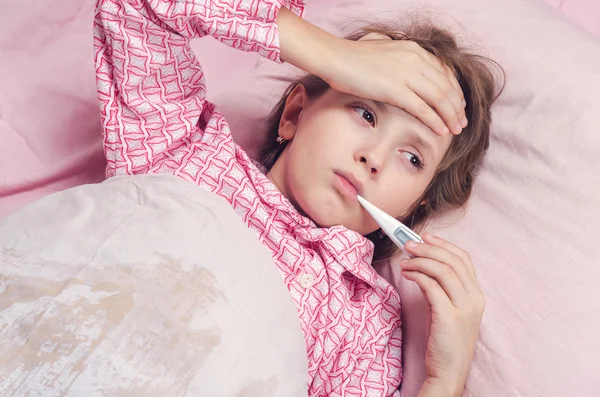 Kız tarafından termometre sıcaklık ölçer