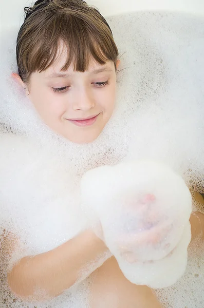 Το κορίτσι μπανιέρες στο μπάνιο και χαμόγελα — Φωτογραφία Αρχείου