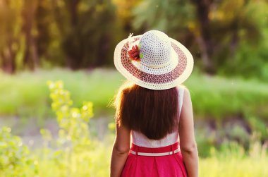 Şapkalı bir kadın uzaktan görünüyor