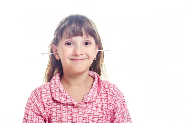 La chica limpia las orejas Q-tips — Foto de Stock