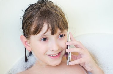 Bir banyoda kız telefonla aramalar