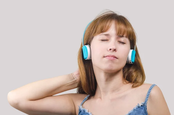 Die Frau hört Musik über Kopfhörer — Stockfoto