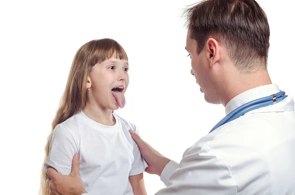 Kızın doktora bir boğaz gösterir.