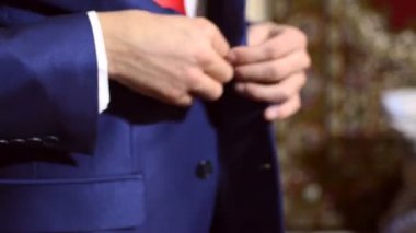 Mavi ceketi üstünde belgili tanımlık adam bunca düğme
