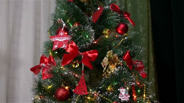 El árbol de Año Nuevo verde decorado con juguetes — Vídeos de Stock