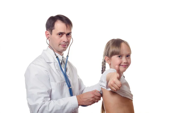 Лікар слухає спину до дитини, яка перетворює клас — стокове фото
