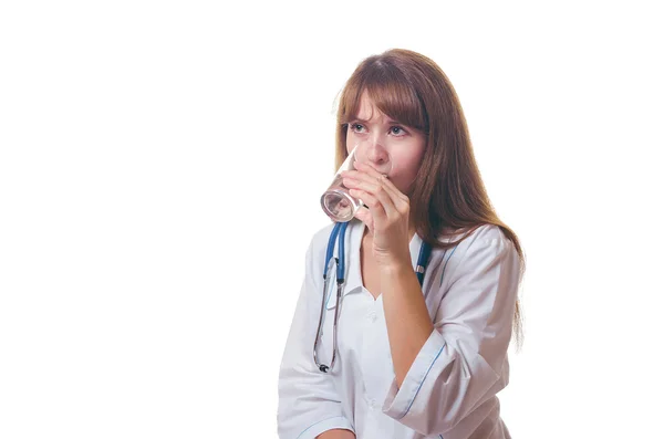 O doutor bebe a água de um copo — Fotografia de Stock