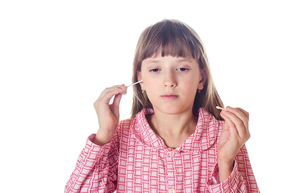 La chica limpia las orejas Q-tips — Foto de Stock