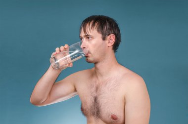 Adam alkollü içecekler su sabahında