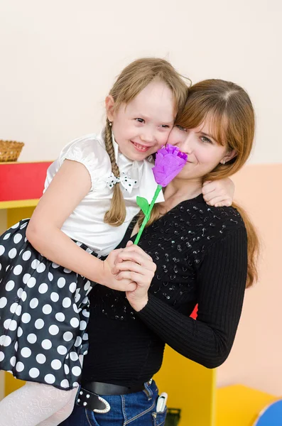 Mère tient la fille sur les mains — Photo