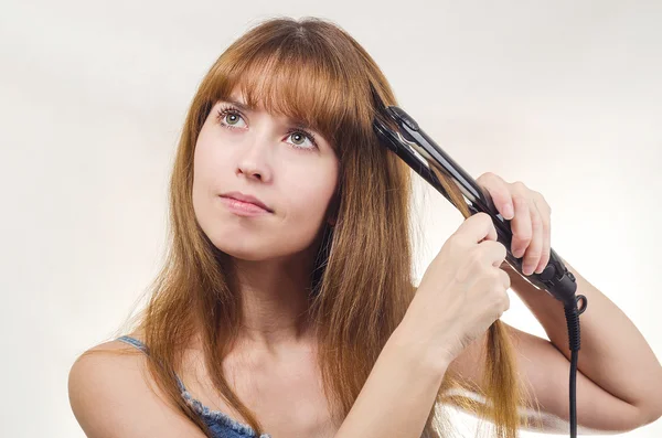 La femme corrige les pinces à cheveux — Photo