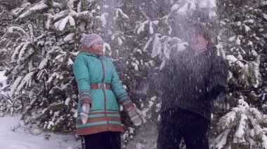 Kadın ve adam kar atmak