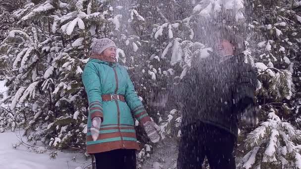 Frau und Mann werfen Schnee — Stockvideo