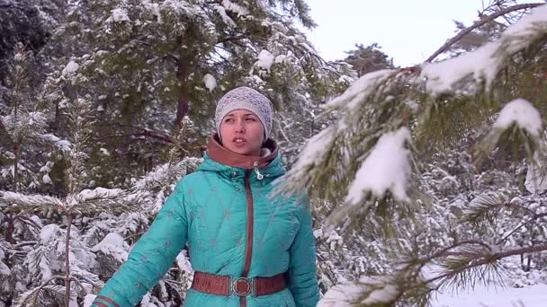 Kobieta śpiewa w zimie i uśmiechy — Wideo stockowe