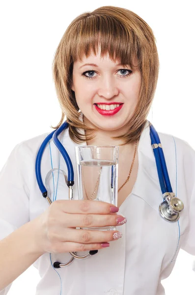 Doktor bir bardak suyla el ve gülümsüyor tutar — Stok fotoğraf
