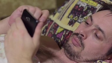 Adam telefonu çalışıyor