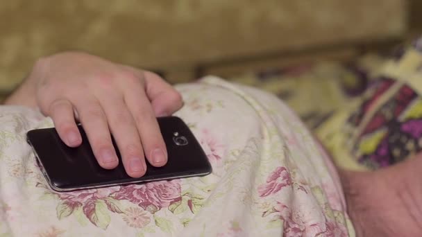 L'uomo con il telefono dorme — Video Stock