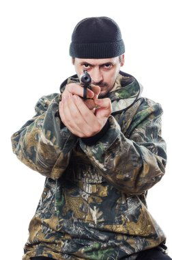 Bir kamuflaj tabanca ile adam