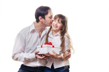 Babası kızı bir yanağından öper.