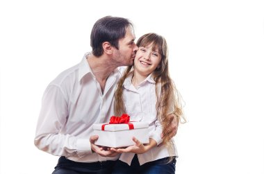 Babası kızı bir yanağından öper.