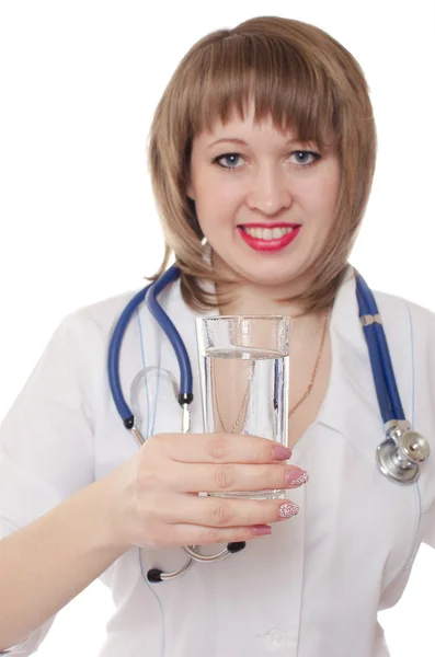 Il dottore tiene in mano un bicchiere d'acqua e sorride — Foto Stock