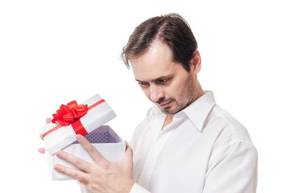 O homem observa um presente em uma caixa — Fotografia de Stock