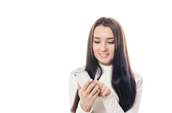 Женщина просматривает страницы сенсорного телефона — стоковое фото