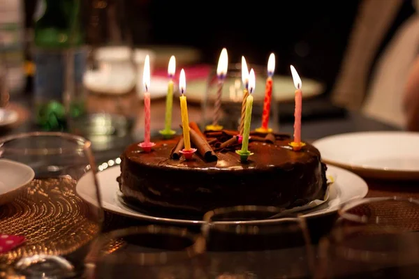 Ritratto Una Torta Compleanno Cioccolato Con Candele Accese Tavolo Pranzo — Foto Stock